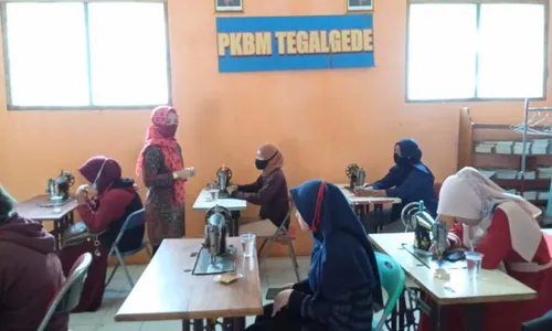 Terima Program PKW, PKBM Tegalgede Karanganyar Latih Menjahit 30 Perempuan Terdampak Covid-19