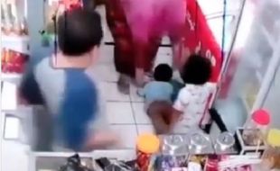 Viral Paman Tendang Ponakan Hingga Terpental, Netizen Geram