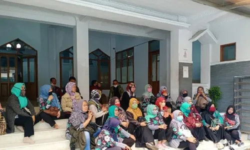 11 Bulan Tidak Digaji, Guru Bantu di Garut Demo ke Bupati