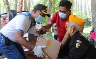 Polres Karanganyar Salurkan Sembako ke Veteran