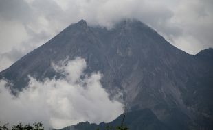 Muntahkan Lava Pijar Sejauh 1,5 Km, Status Merapi Masih Siaga