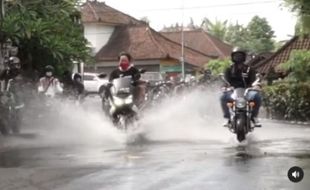 Wkwkw...Emak-Emak Terjang Genangan dan Bikin Basah Kuyup, Geng Motor Ini Tak Bisa Berkutik