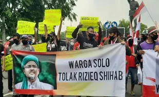 Aksi Warga Solo Tolak Habib Rizieq di Gladak Dibubarkan Polisi