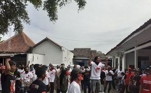 Pilkada Sukoharjo: Ratusan Pendukung EA Ramai-Ramai Datangi Panwascam Gatak, Ada Apa?