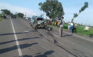 Xenia dan Truk Adu Banteng di Sragen, 1 Meninggal 7 Luka-Luka