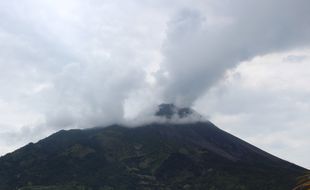 Erupsi, Merapi Muntahkan Awan Panas ke Kali Krasak