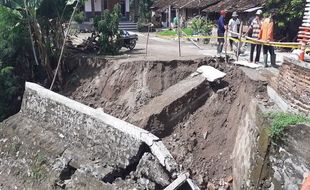 Hujan Deras, Talud 10 Meter di Madiun Ambrol