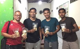 Vakum Kompetisi, Bek Persis Solo Ini Tak Ragu Jualan Bakso Aci