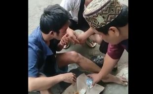 Rampung Digebuki Warga, Terduga Pencuri Diberi Makan Nasi Bungkus