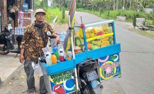 Teladan Marjini, Bakul Lotis Sambal Setan Klaten Berempati kepada Pengungsi Merapi