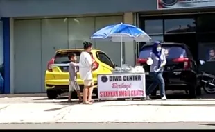 Bantu Warga Tak Mampu, Diwa Center Solo Bagikan Ratusan Bungkus Makanan Gratis Tiap Jumat