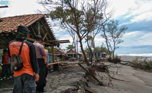 Warung dan Parkiran di Pantai Glagah Rusak Diterjang Ombak