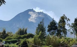 Juru Kunci Tanggapi Kilatan Cahaya di Puncak Merapi