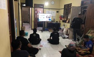 Berbaju Serbahitam dan Pakai Masker, Puluhan Pendukung Bajo Nonbar Debat Pilkada Solo