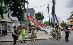 Personel Gabungan Satpol PP Solo Tertibkan Spanduk Ilegal, Salah Satunya Bergambar HRS