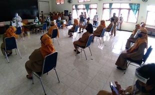 Guru, Karyawan, dan Murid SMPN 4 Solo Di-Rapid Test Jelang Simulasi PTM