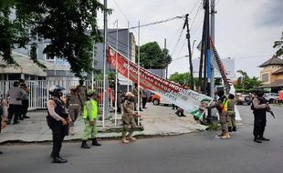 Spanduk Habib Rizieq di Solo Dicopot Petugas