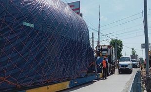 Angkut Mesin Pabrik 20 Ton, Truk Longbed Nyangkut di Rel KA Wonosari Klaten