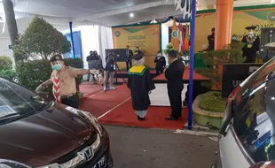 Wisudawan Diantar Mobil Saat Pemindahan Kucir, Begini Prosesi Wisuda di Univet Bantara Sukoharjo