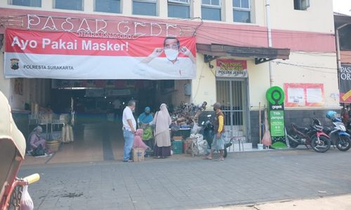 Waduh! Bakul Pasar Gede Sambat Masih Sepi Pembeli