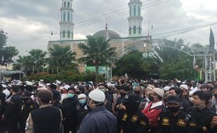 Berada dalam Ambulans, Jenazah Ketua DSKS Ustaz Muin Disalatkan Ribuan Pelayat