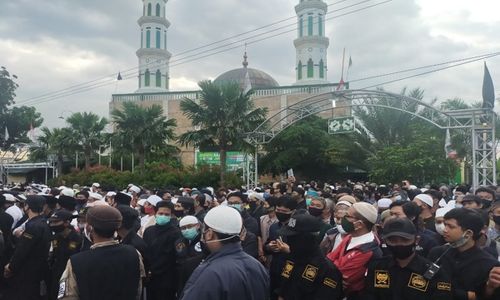 Berada dalam Ambulans, Jenazah Ketua DSKS Ustaz Muin Disalatkan Ribuan Pelayat