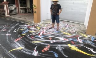 Warga Kampung Joho Manahan Solo Bikin Mural Ikan Koi di Jalan, Pesannya Luhur Banget