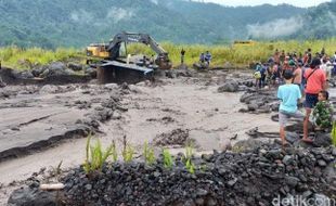 Banjir Lahar Gunung Semeru, Satu Truk Pasir Ringsek