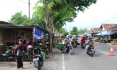 Tim Gabungan Tertibkan Pedagang Oprokan di Pinggir Jl. Kopral Sayom Klaten