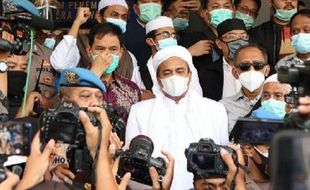 Berapa Upah Kuasa Hukum Rizieq Syihab?