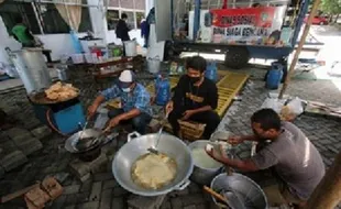 Tagana Masak di Dapur Umum Karantina Solo Mulai 03.00 WIB