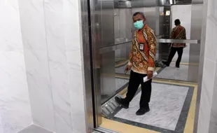 Cegah Penularan Covid-19, Lift di RSUD Sragen Ditekan Pakai Kaki