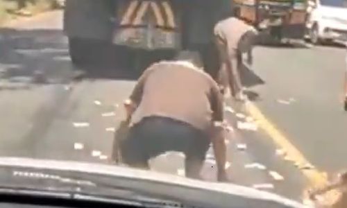 Viral! Warga Denpasar Berebut Uang 94 Juta Berceceran di Jalan