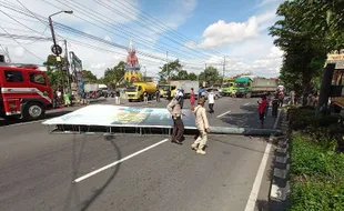 Baliho 5 Meter di Jalan Solo-Semarang Roboh, Lalu Lintas Sempat Terganggu