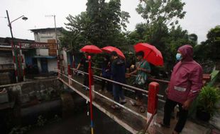 Jawab Keresahan Warga, Alat Deteksi Dini Banjir Dipasang Di Kali Jenes Danukusuman Solo