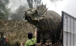 Viral! Video Dinosaurus Ngamuk Diturunkan dari Truk di Magetan Bikin Heboh