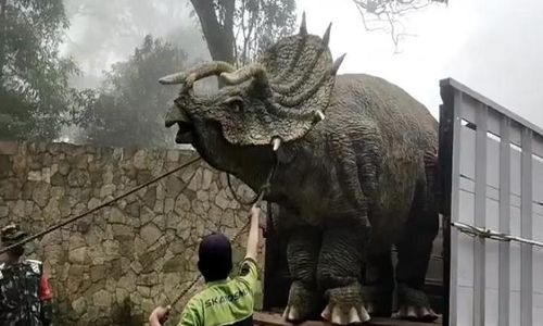 10 Berita Terpopuler : Dinosaurus Turun dari Truk di Magetan Bikin Heboh