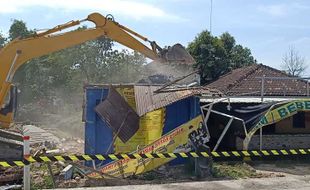 Ganggu Proyek Gerbang Tol, Bangunan Di Sambungmacan Sragen Dibongkar Paksa