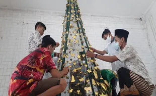 Indahnya Toleransi, Pemuda Muslim Bantu Hias Pohon Natal di Madiun