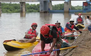 Ekspedisi Tim Karsa Susur Bengawan Solo Temukan WC Umum Di Bibir Sungai