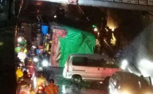 Truk Terguling di Underpass Makamhaji, Jalan Ditutup Sementara