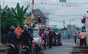 Bangjo di Jalan Lingkar Selatan Klaten Ini Bikin Antrean Kendaraan di Rel, Bahaya Lur!