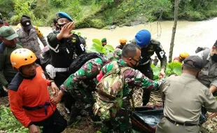 Jenazah Pelda Eka Budi Ditemukan 2 Km dari TKP Kecelakaan Mobil Patroli Tertabrak KA