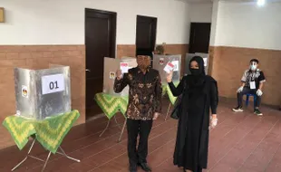 Kenakan Batik Truntum ke TPS, Cawali Solo Bagyo Wahono Optimistis Menang