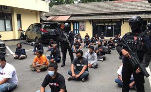 4 dari 37 Tersangka Pengggerudukan BPR di Tipes Solo Reaktif Rapid Test Covid-19