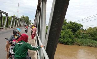 80 Sukarelawan Soloraya Dikerahkan, Pria yang Diduga Terjun Ke Bengawan Solo Belum Ditemukan