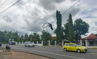 Awas! Ada Kabel Nglewer Dekat Patung Macan Selogiri Wonogiri, Warga Takut Ada Aliran Listriknya