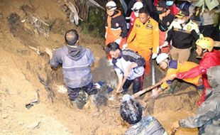 Jalannya Sempit, Evakuasi Korban Longsor di Tawangmangu Makan Waktu Lama