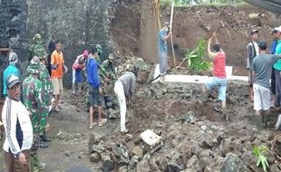 7 dari 55 Keluarga Terdampak Longsor di Karanganyar Ngungsi