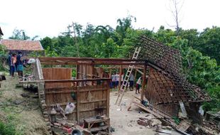 Alamak! Berawal Retak di Lantai, Rumah Warga Jenar Sragen Akhirnya Longsor